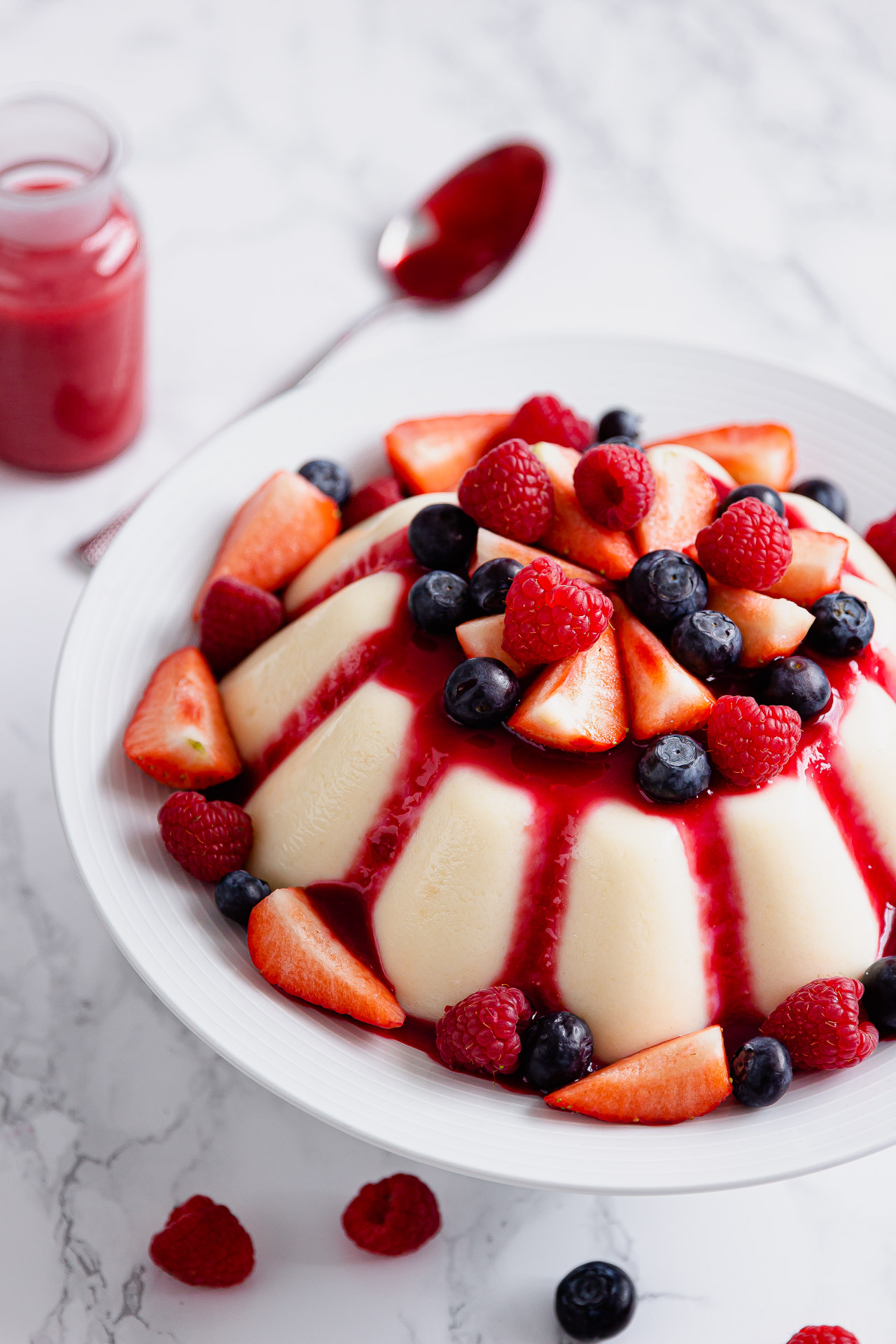 SEMOLINA PUDDING WITH A SOFT, CREAMY TEXTURE AND REFRESHING RASPBERRY SAUCE 