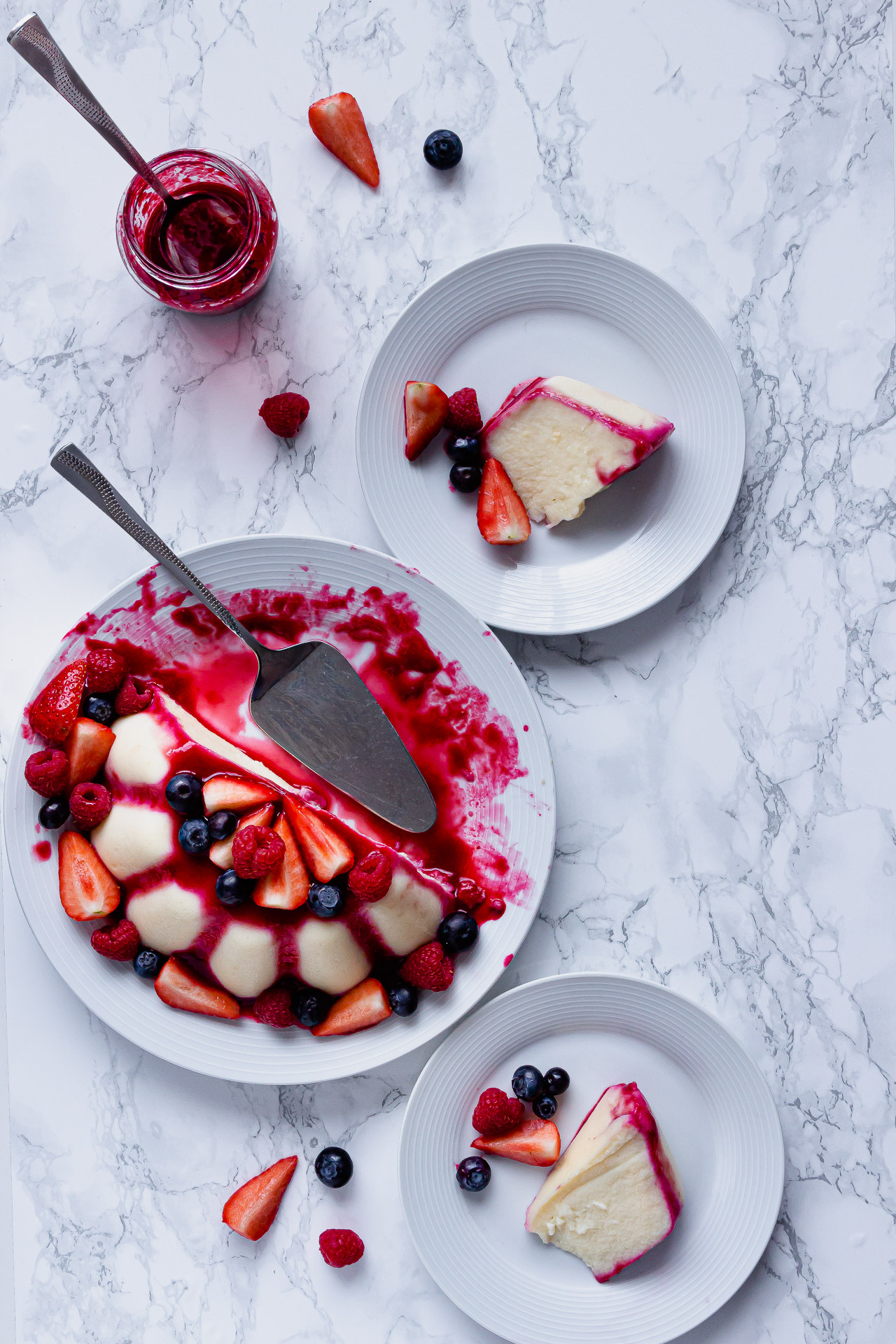 SEMOLINA PUDDING WITH A SOFT, CREAMY TEXTURE AND REFRESHING RASPBERRY SAUCE 